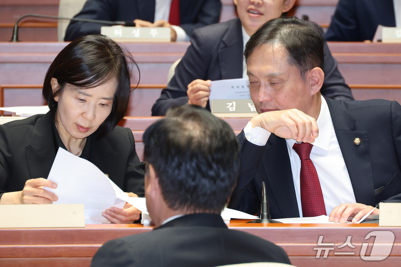(서울=뉴스1) 신웅수 기자 = 정점식 국민의힘 원내대표와 김태규, 최수진 의원이 1일 서울 여의도 국회에서 열린 의원총회에서 대화하고 있다. 2026.10.1/뉴스1