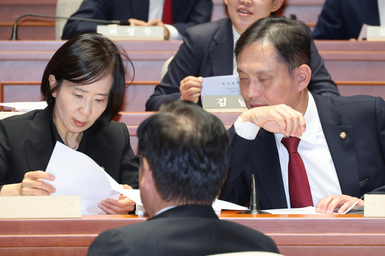 의총 대화하는 정점식·김태규·최수진