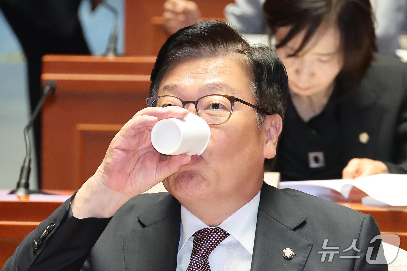 (서울=뉴스1) 신웅수 기자 = 정점식 국민의힘 원내대표가 1일 서울 여의도 국회에서 열린 의원총회에서 목을 축이고 있다. 2026.10.1/뉴스1