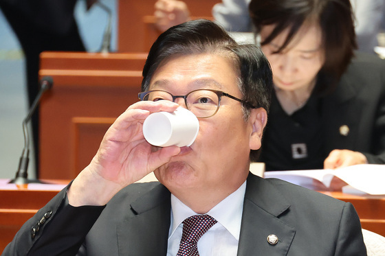 목 축이는 정점식 원내대표
