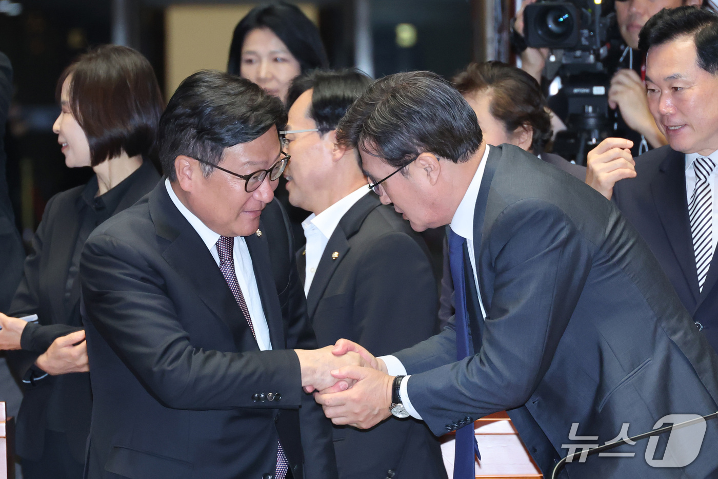 (서울=뉴스1) 신웅수 기자 = 정점식 국민의힘 원내대표와 김대식 의원이 1일 서울 여의도 국회에서 열린 의원총회에서 인사하고 있다. 2026.10.1/뉴스1