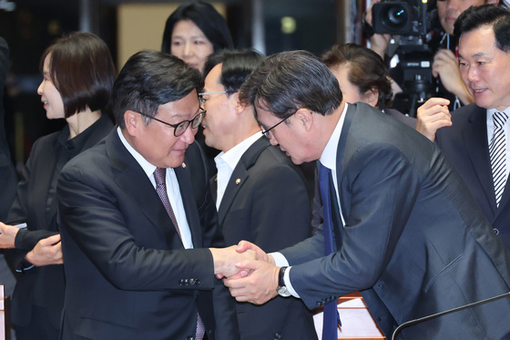 인사하는 정점식·김대식