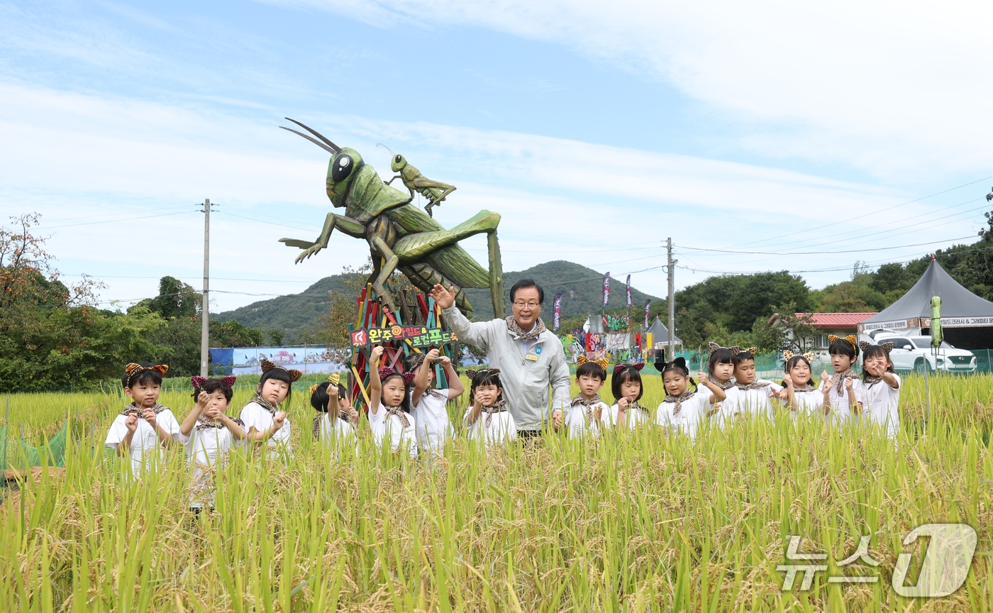 (완주=뉴스1) 유경석 기자 = 제14회 완주와일드&로컬푸드축제 개막을 하루 앞둔 1일 전북 완주군 고산자연휴양림 일원에 마련된 행사장을 찾은 유희태 완주군수가 사전체험을 나온 어 …
