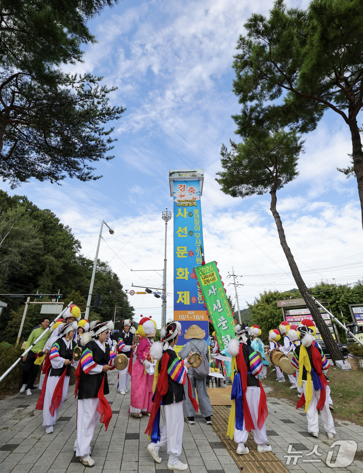 (전주=뉴스1) 유경석 기자 = 1일 전북 전주시 색장동 삼거리 사선문화제 선전탑 앞에서 \'제40회 사선문화제 개막 풍년 맞이 길놀이 공연\'이 펼쳐지고 있다. 2026.10.1 …