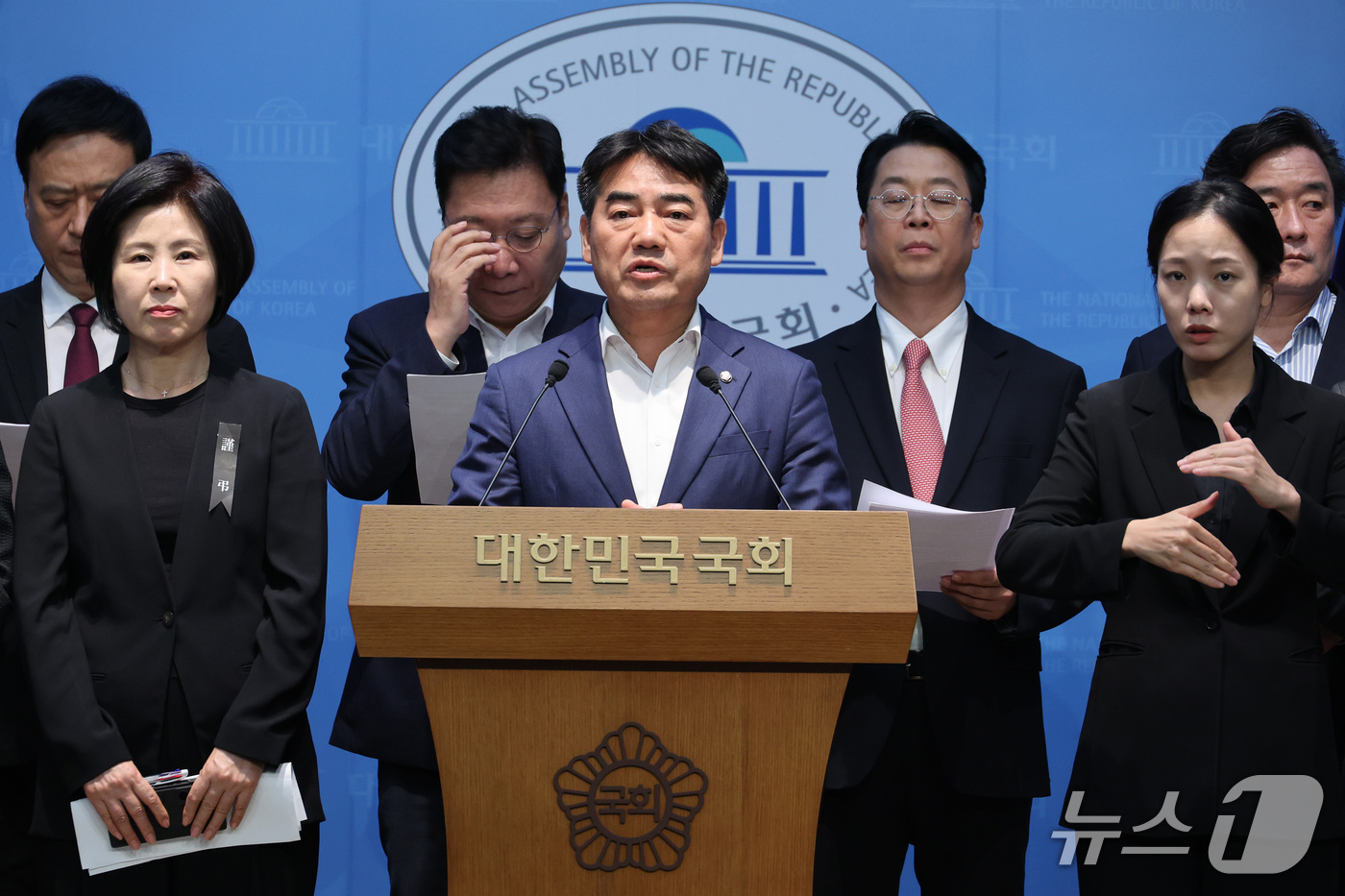 (서울=뉴스1) 신웅수 기자 = 이성권 의원을 비롯한 부산지역 국민의힘 의원들이 1일 서울 여의도 국회 소통관에서 전재수 부산시장의 범죄 의혹 철저 수사를 촉구하고 있다.전 시장의 …