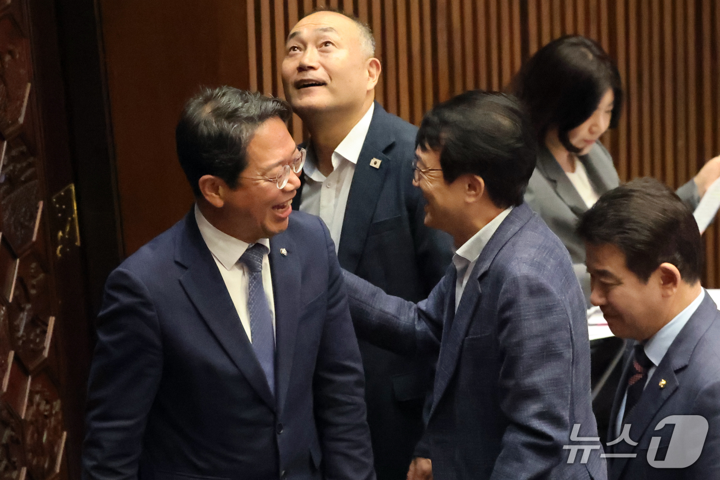 (서울=뉴스1) 황기선 기자 = 김승원 더불어민주당 의원이 1일 오후 서울 여의도 국회에서 열린 제439회국회(정기회) 제10차 본회의에서 김의겸 법제사법위원회 여당 간사와 인사를 …