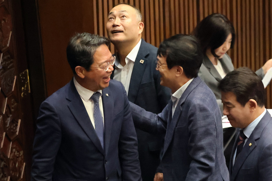 與 법사위 간사와 인사 나누는 김승원 의원