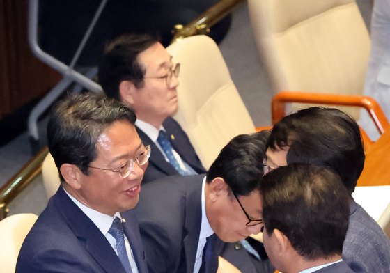 與 법사위 간사와 인사 나누는 김승원 의원