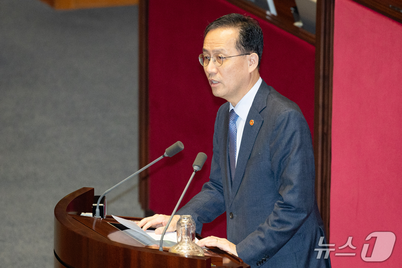 (서울=뉴스1) 유승관 기자 = 이형일 부총리 겸 재정경제부 장관이 1일 서울 여의도 국회에서 열린 제439회 국회(정기회) 제10차 본회의에 출석해 인사말을 하고 있다. 2026 …