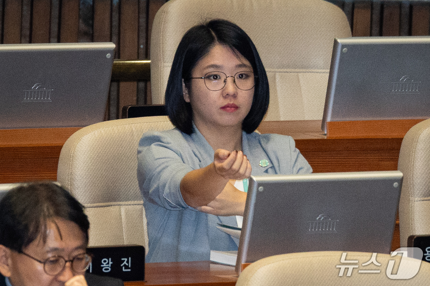 (서울=뉴스1) 유승관 기자 = 용혜인 기본소득당 의원이 1일 서울 여의도 국회에서 열린 제439회 국회(정기회) 제10차 본회의에 자리하고 있다. 2026.10.1/뉴스1