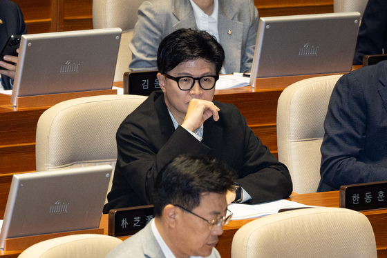 본회의 지켜보는 한동훈 의원