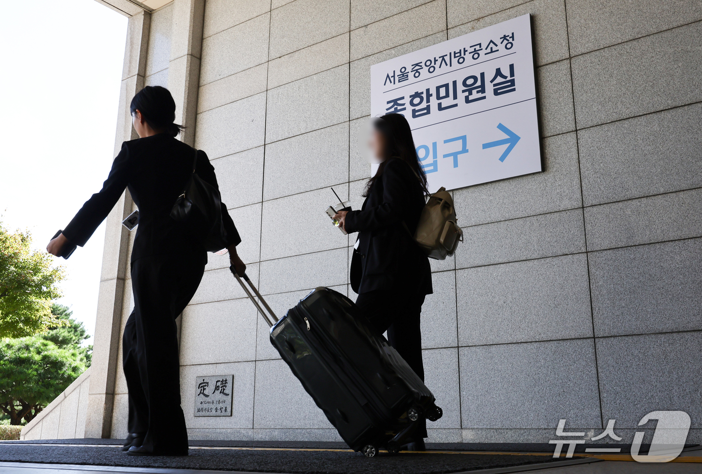 (서울=뉴스1) 최지환 기자 = 검찰청 폐지와 공소청·중수청 출범을 하루 앞둔 1일 서울 서초구 서울고등검찰청·서울중앙검찰청 청사에서 인사 이동 대상자인 검찰 직원들이 청사를 나서 …