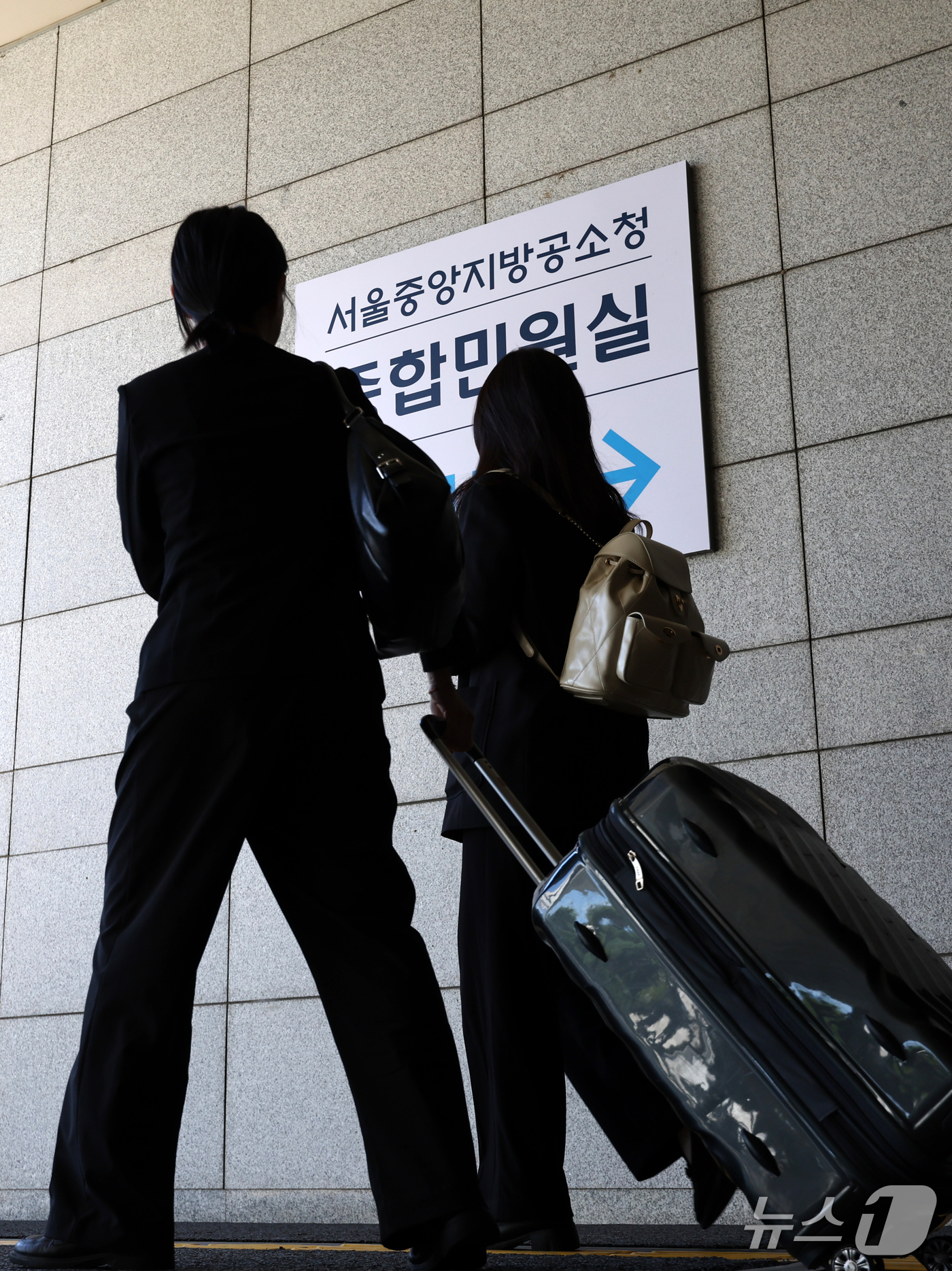 (서울=뉴스1) 최지환 기자 = 검찰청 폐지와 공소청·중수청 출범을 하루 앞둔 1일 서울 서초구 서울고등검찰청·서울중앙검찰청 청사에서 인사 이동 대상자인 검찰 직원들이 청사를 나서 …