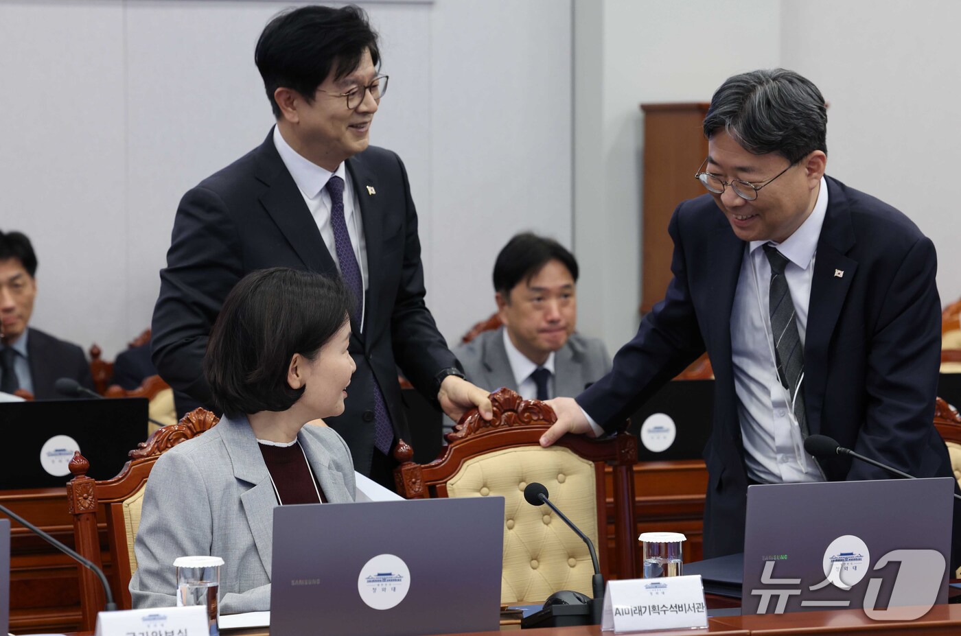 (서울=뉴스1) 이재명 기자 = 하준경 경제성장수석이 1일 이재명 대통령 주재로 청와대에서 열린 수석보좌관회의에서 참석하고 있다. 이날 이 대통령은 하 수석을 신임 정책실장으로 임 …