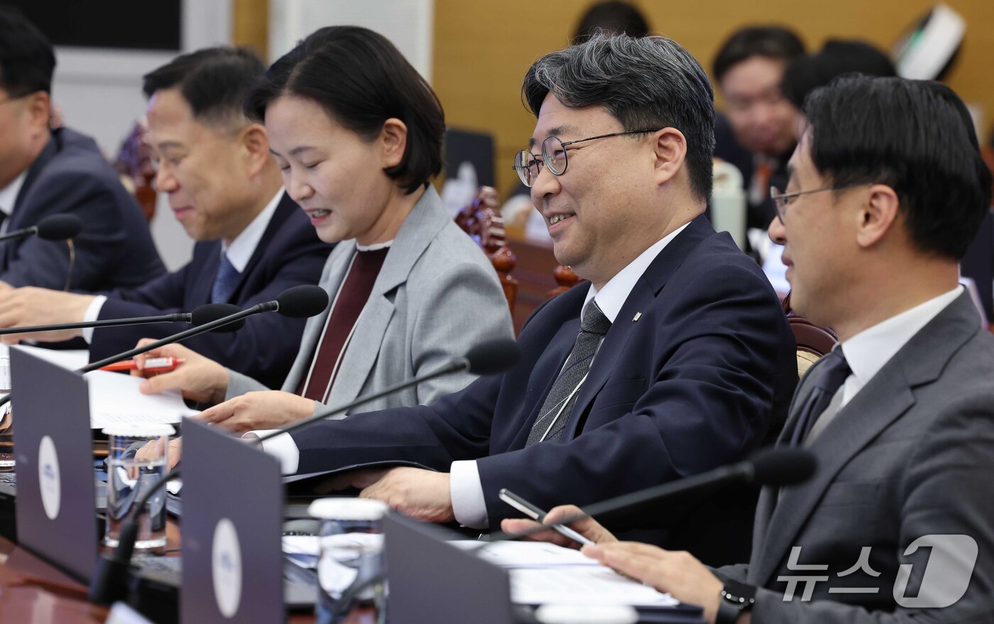 (서울=뉴스1) 이재명 기자 = 하준경 경제성장수석이 1일 이재명 대통령 주재로 청와대에서 열린 수석보좌관회의에서 참석하고 있다.이날 이 대통령은 하 수석을 신임 정책실장으로 임명 …