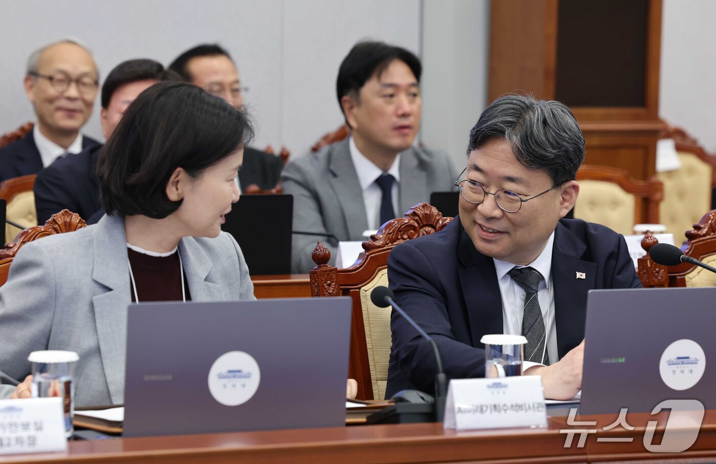 (서울=뉴스1) 이재명 기자 = 하준경 경제성장수석이 1일 이재명 대통령 주재로 청와대에서 열린 수석보좌관회의에 참석해 이해민 AI미래기획수석비서관과 대화하고 있다.이날 이 대통령 …