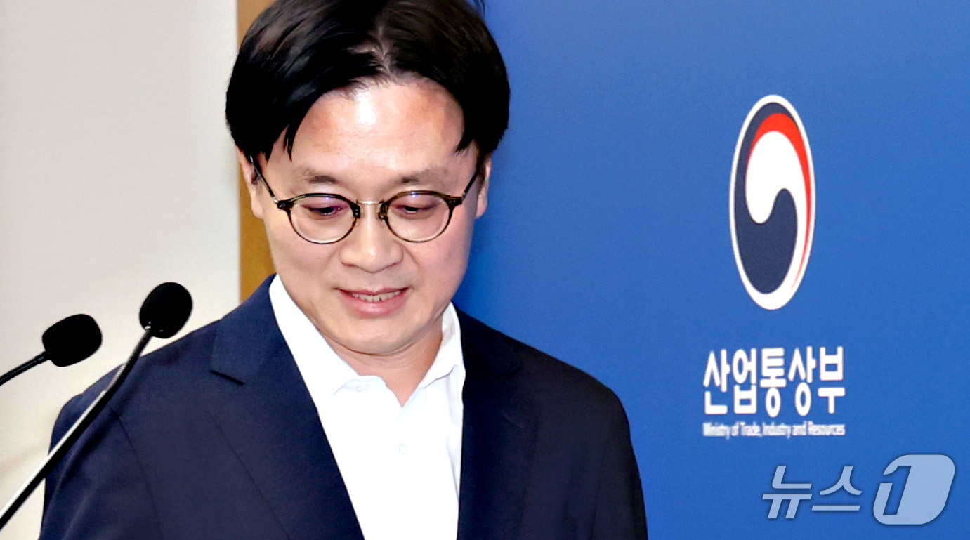 (세종=뉴스1) 김기남 기자 = 김정관 산업통상부 장관이 1일 오후 세종시 정부세종청사에서 트럼프 대통령의 대미투자 일방 발표에 대한 정부의 입장을 밝히기 위해 브리핑실에 입장하고 …