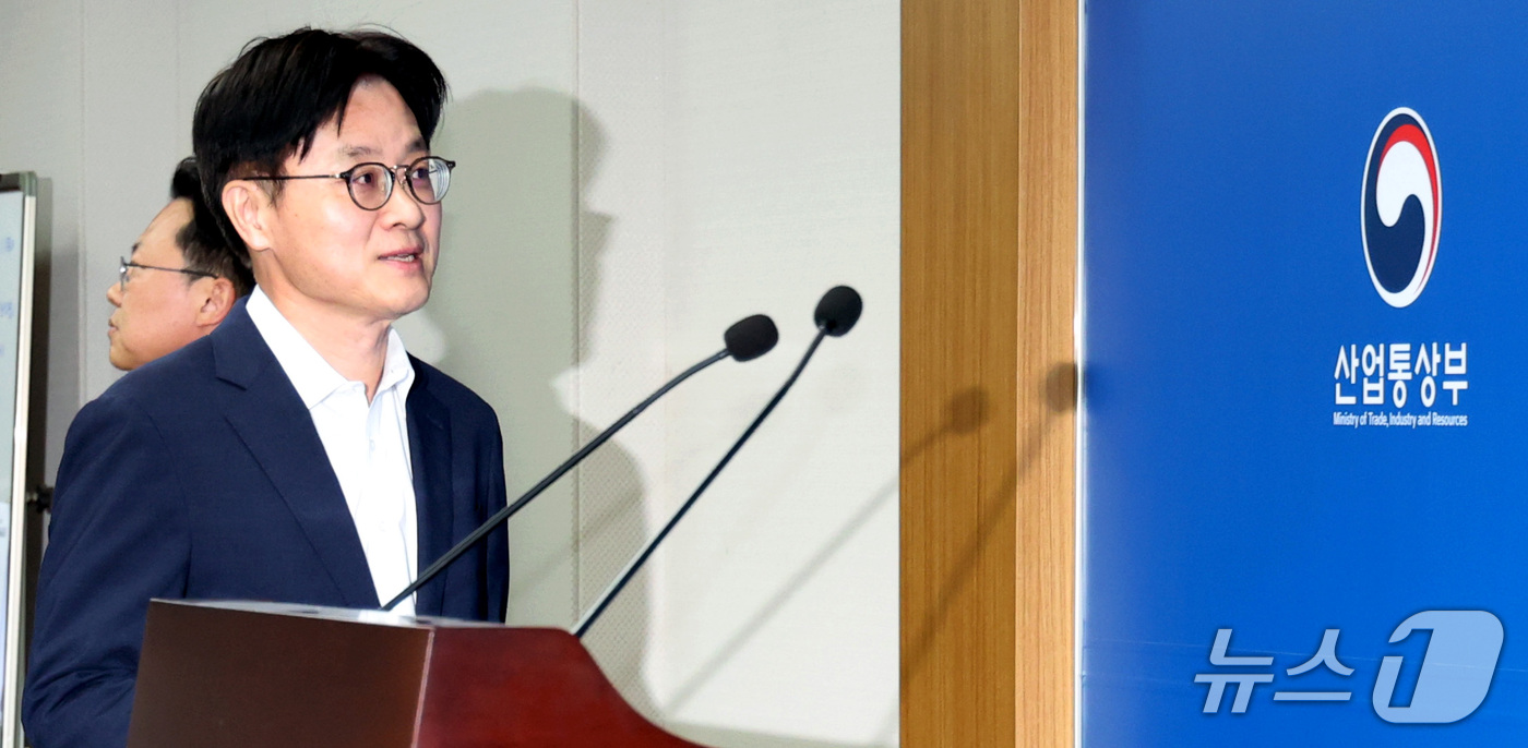 (세종=뉴스1) 김기남 기자 = 김정관 산업통상부 장관이 1일 오후 세종시 정부세종청사에서 트럼프 대통령의 대미투자 일방 발표에 대한 정부의 입장을 밝히기 위해 브리핑실에 입장하고 …