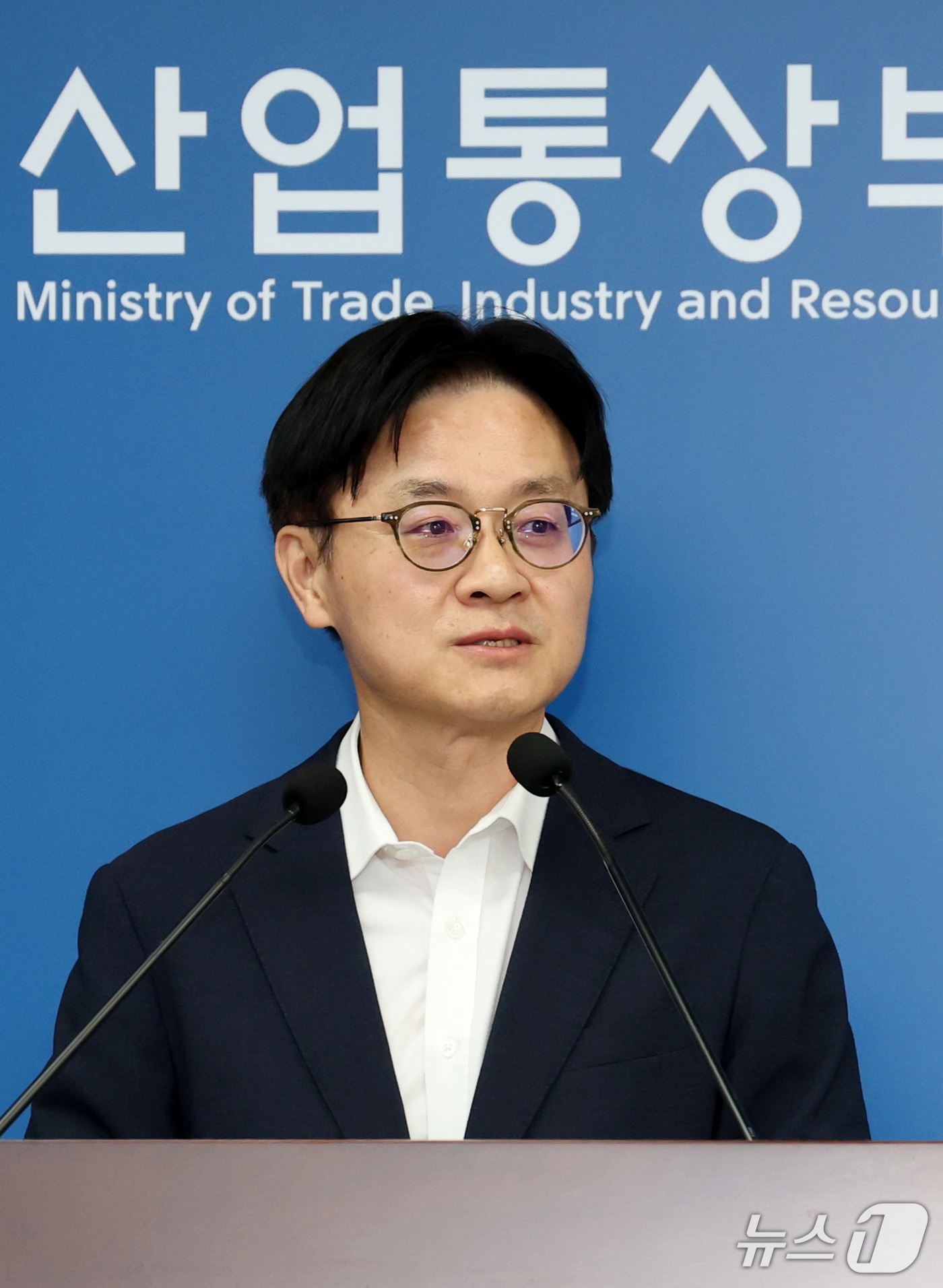 (세종=뉴스1) 김기남 기자 = 김정관 산업통상부 장관이 1일 오후 세종시 정부세종청사에서 브리핑실에서 트럼프 대통령의 대미투자 일방 발표와 관련하여 취재진에게 정부의 입장을 밝히 …