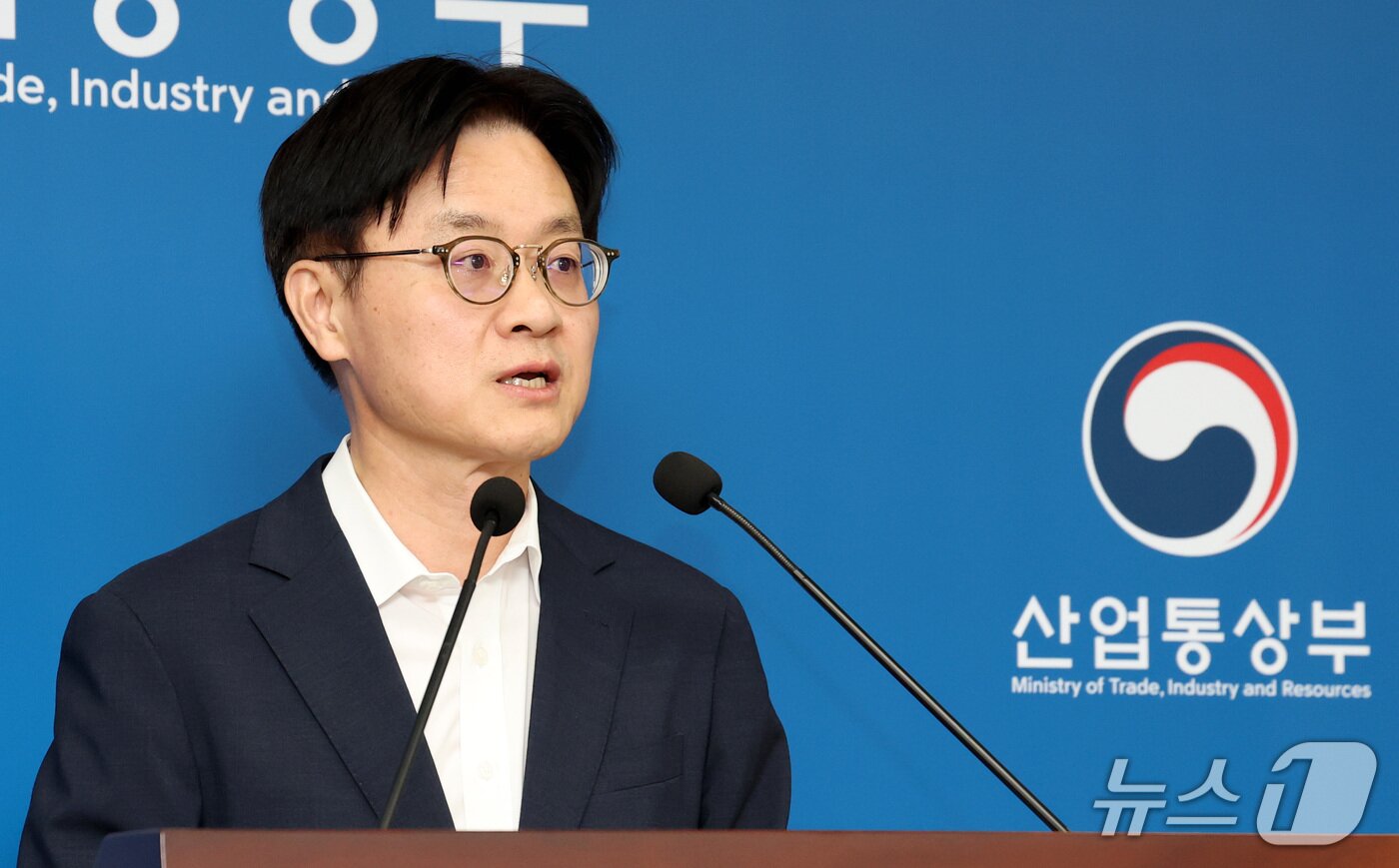 본문 이미지 - 김정관 산업통상부 장관이 1일 오후 세종시 정부세종청사에서 브리핑실에서 트럼프 대통령의 대미투자 일방 발표와 관련하여 취재진에게 정부의 입장을 밝히고 있다. 2026.10.1 ⓒ 뉴스1 김기남 기자