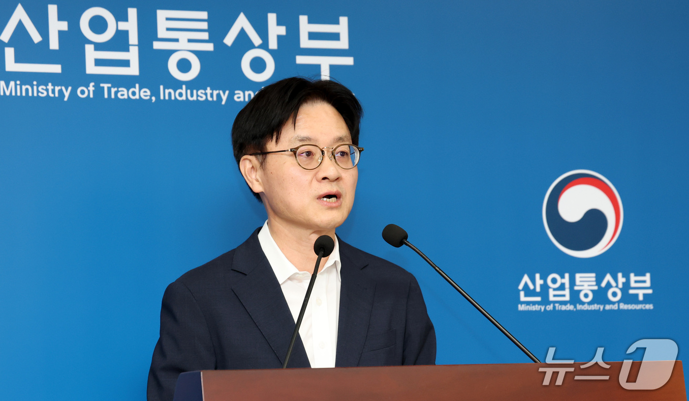(세종=뉴스1) 김기남 기자 = 김정관 산업통상부 장관이 1일 오후 세종시 정부세종청사에서 브리핑실에서 트럼프 대통령의 대미투자 일방 발표와 관련하여 취재진에게 정부의 입장을 밝히 …