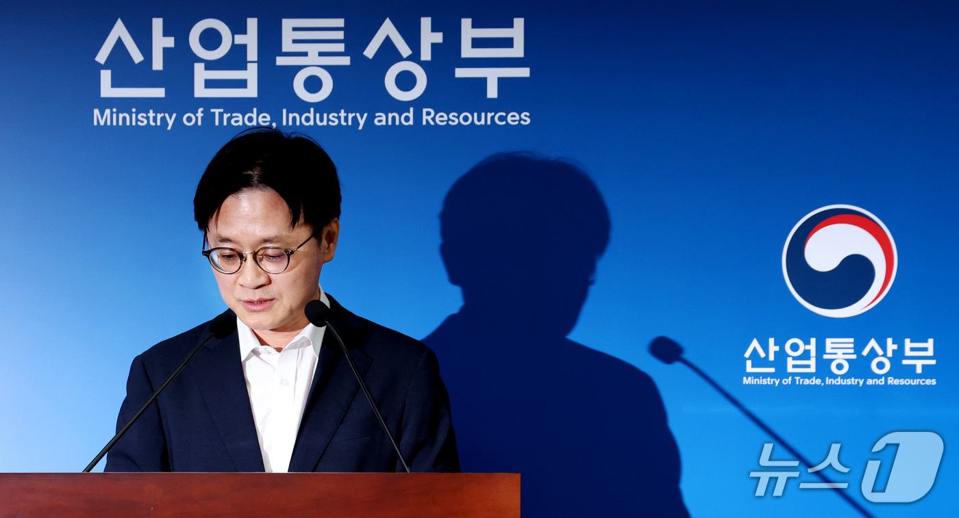 (세종=뉴스1) 김기남 기자 = 김정관 산업통상부 장관이 1일 오후 세종시 정부세종청사에서 브리핑실에서 트럼프 대통령의 대미투자 일방 발표와 관련하여 취재진에게 정부의 입장을 밝히 …