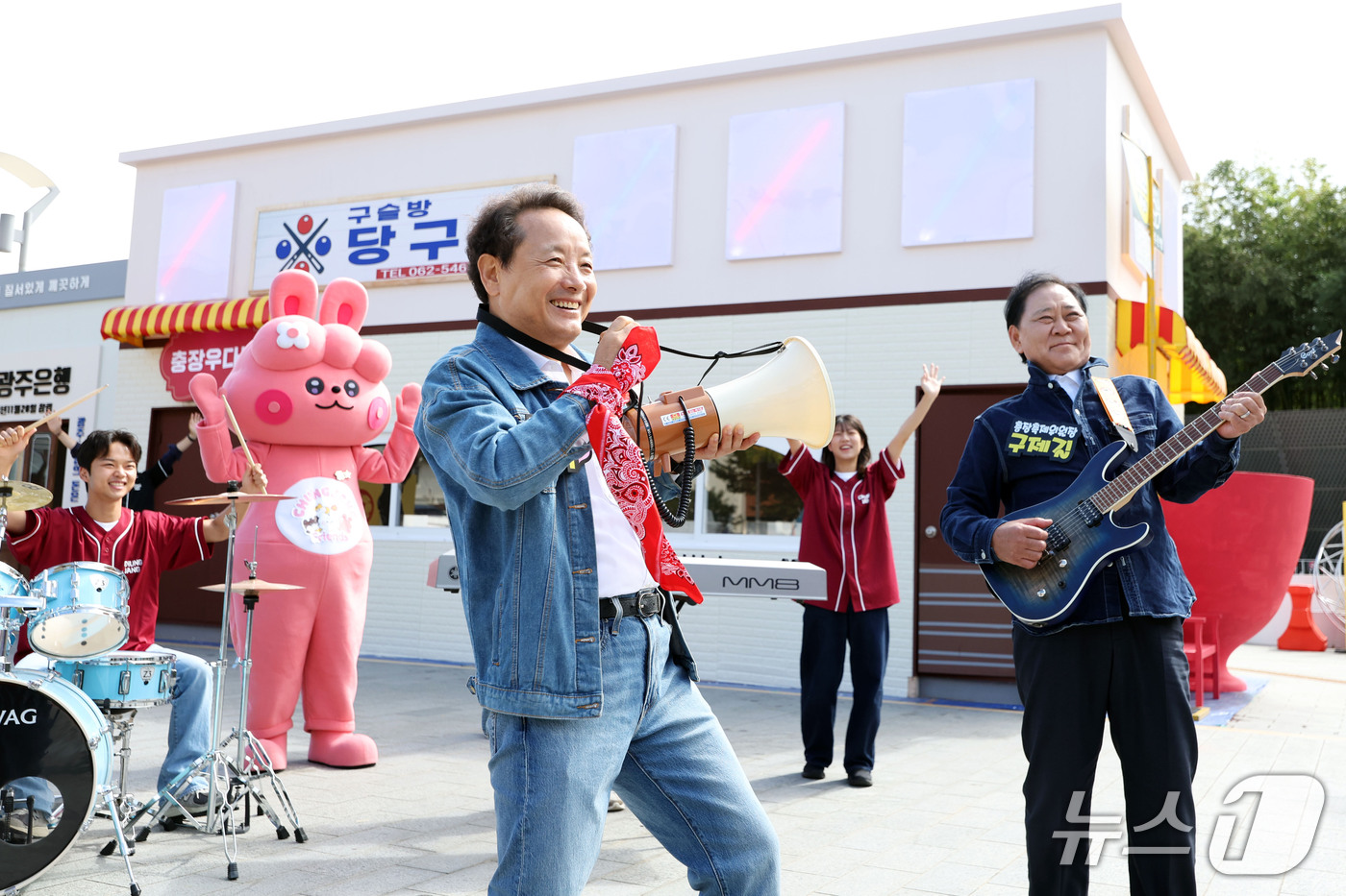 (광주=뉴스1) 조수민 기자 = 제23회 광주 추억의 충장축제 개막을 엿새 앞둔 1일 전남광주 동구 빛의 읍성 일원에 마련된 추억의 거리에서 임택 동구청장과 충장밴드가 축제 홍보를 …