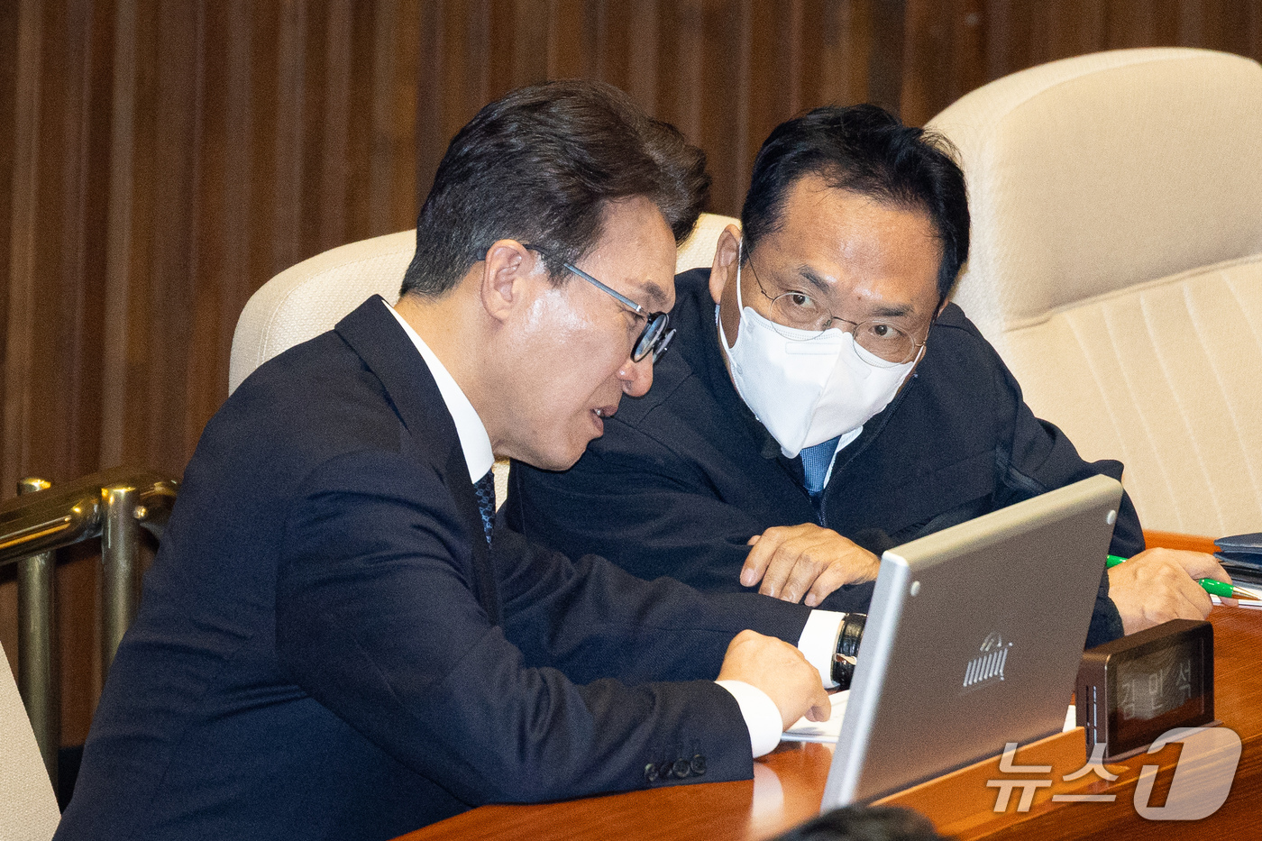 (서울=뉴스1) 유승관 기자 = 김민석 더불어민주당 대표와 박선원 최고위원이 1일 서울 여의도 국회에서 열린 제439회 국회(정기회) 제10차 본회의에서 대화하고 있다. 2026. …