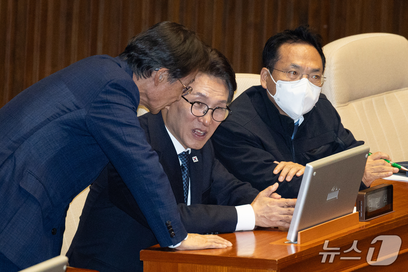 (서울=뉴스1) 유승관 기자 = 김민석 더불어민주당 대표와 유동수 정무위원장이 1일 서울 여의도 국회에서 열린 제439회 국회(정기회) 제10차 본회의에서 대화하고 있다. 2026 …
