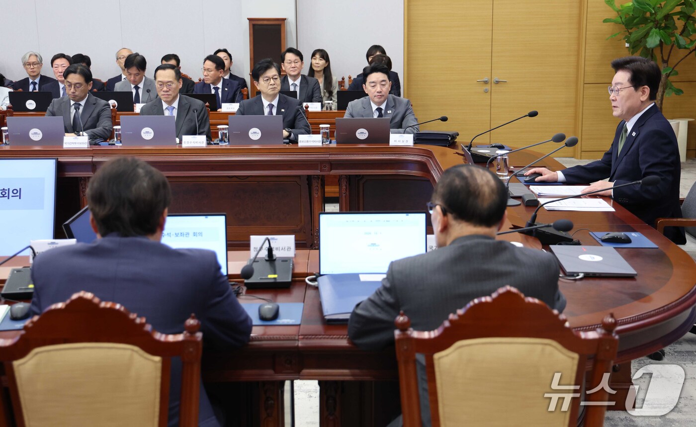 (서울=뉴스1) 이재명 기자 = 이재명 대통령이 1일 청와대에서 열린 수석보좌관회의에서 발언을 하고 있다. 2026.10.1/뉴스1