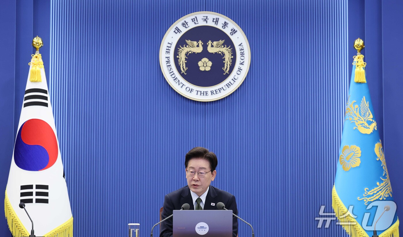 (서울=뉴스1) 이재명 기자 = 이재명 대통령이 1일 청와대에서 열린 수석보좌관회의에서 발언을 하고 있다. 2026.10.1/뉴스1