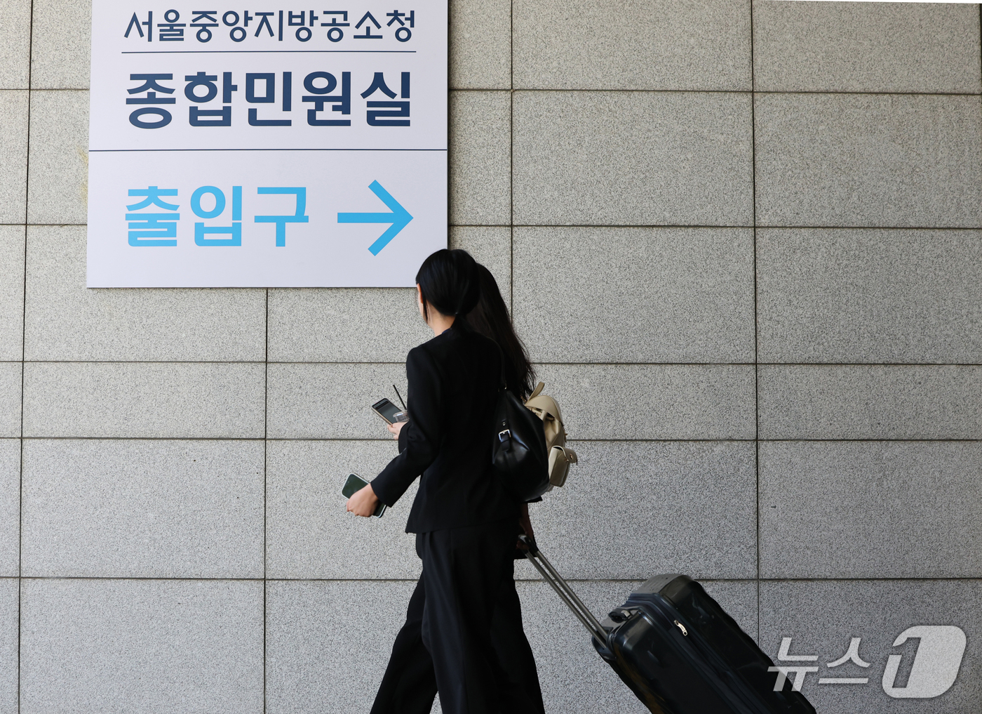 (서울=뉴스1) 최지환 기자 = 검찰청 폐지와 공소청·중수청 출범을 하루 앞둔 1일 서울 서초구 서울고등검찰청·서울중앙검찰청 청사에서 인사 이동 대상자인 검찰 직원들이 청사를 나서 …