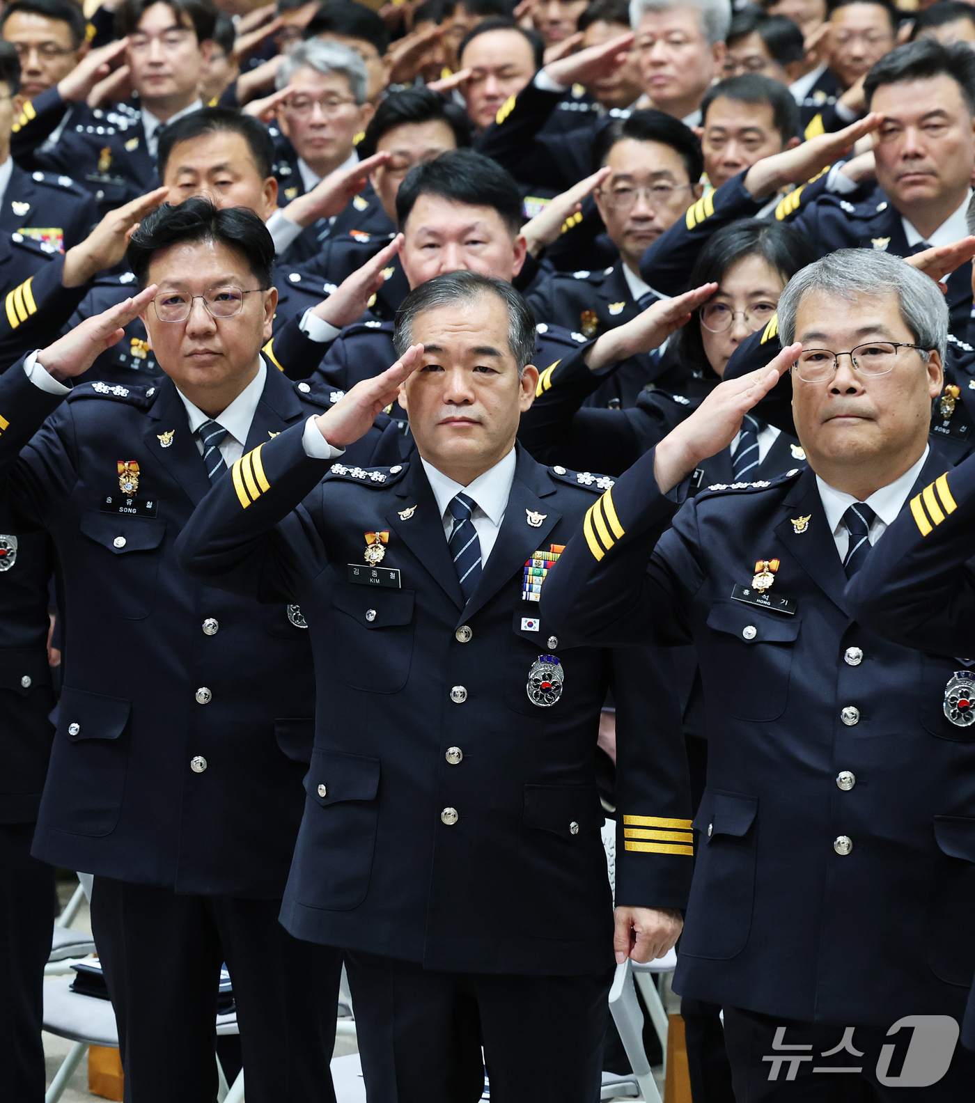 (서울=뉴스1) 오대일 기자 = 김종철 경찰청장 직무대행을 비롯한 경찰 수뇌부가 개정 형사소송법 시행을 하루 앞둔 1일 오후 서울 서대문구 경찰청 참수리홀에서 열린 전국 경찰 수사 …