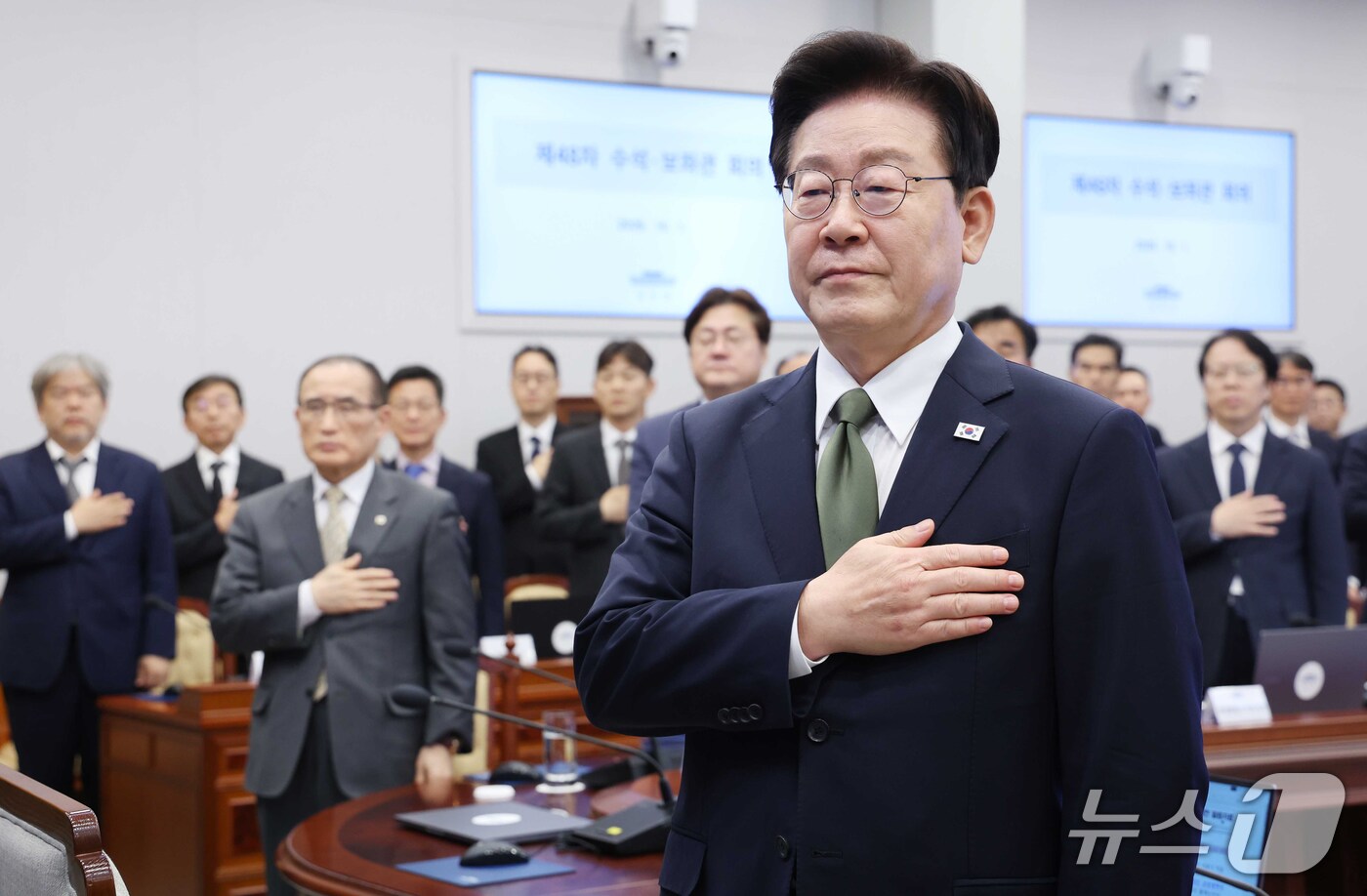 (서울=뉴스1) 이재명 기자 = 이재명 대통령이 1일 청와대에서 열린 수석보좌관회의에서 국민의례를 하고 있다. 2026.10.1/뉴스1