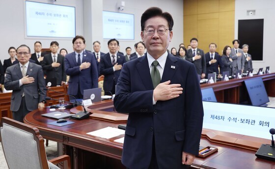 '수석보좌관회의' 국민의례 하는 이재명 대통령