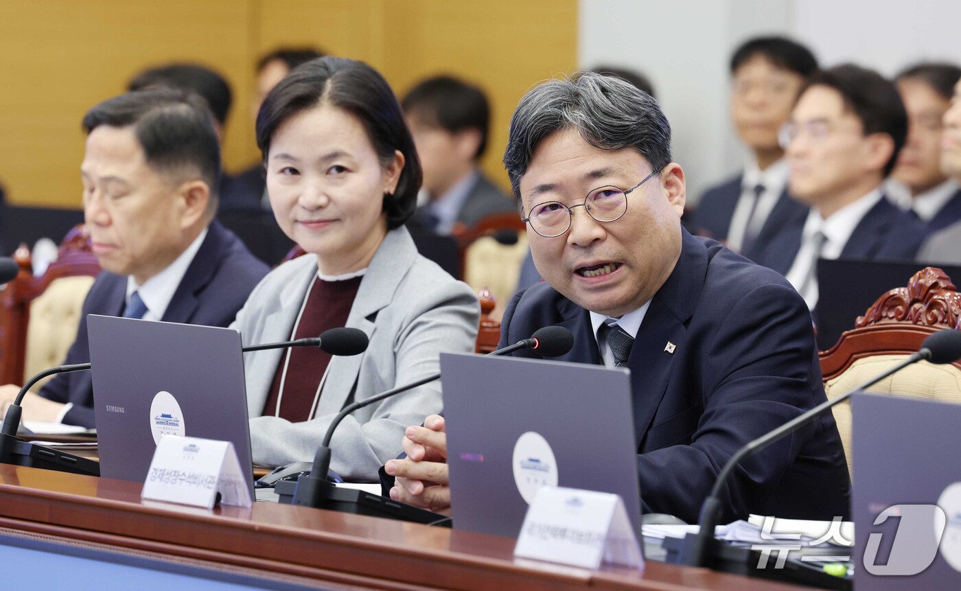 (서울=뉴스1) 이재명 기자 = 하준경 경제성장수석이 1일 이재명 대통령 주재로 청와대에서 열린 수석보좌관회의에서 발언하고 있다.이날 이 대통령은 하 수석을 신임 정책실장으로 임명 …