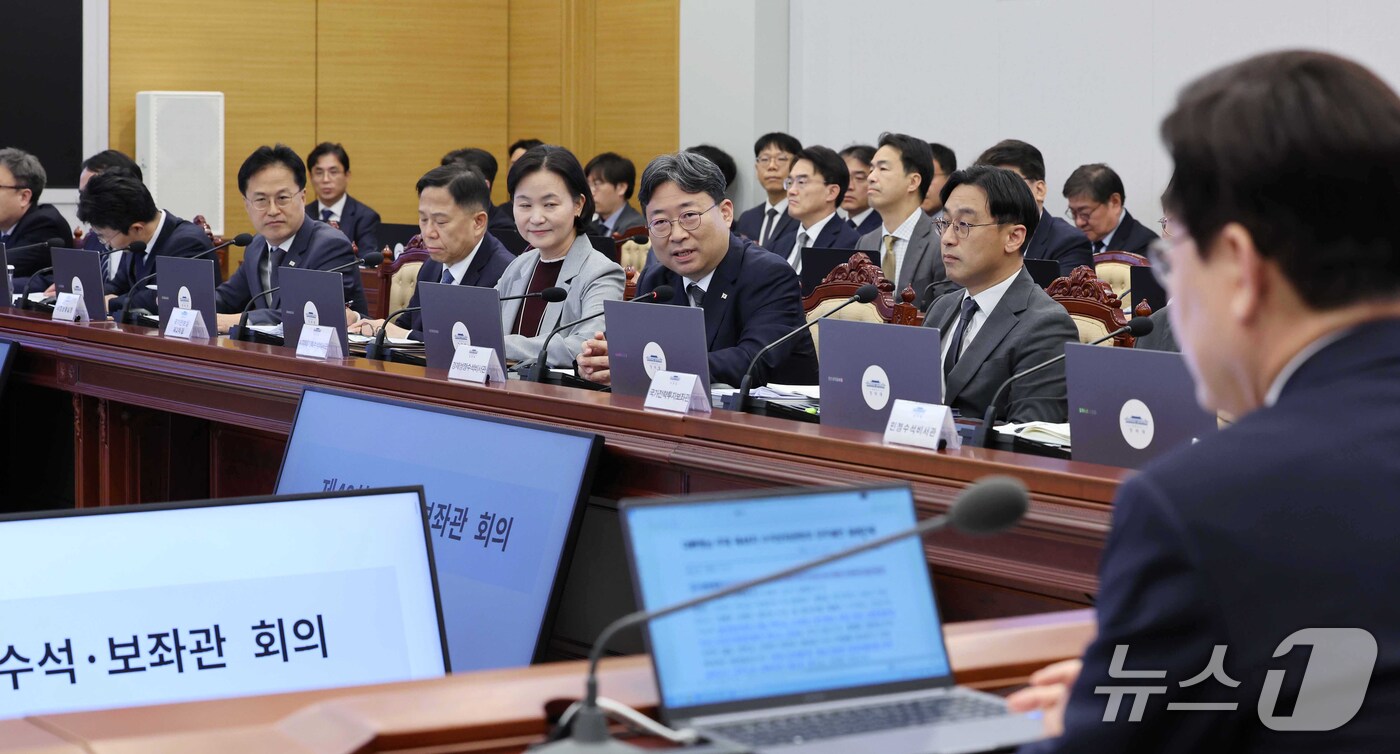 (서울=뉴스1) 이재명 기자 = 하준경 경제성장수석이 1일 이재명 대통령 주재로 청와대에서 열린 수석보좌관회의에서 발언하고 있다.이날 이 대통령은 하 수석을 신임 정책실장으로 임명 …
