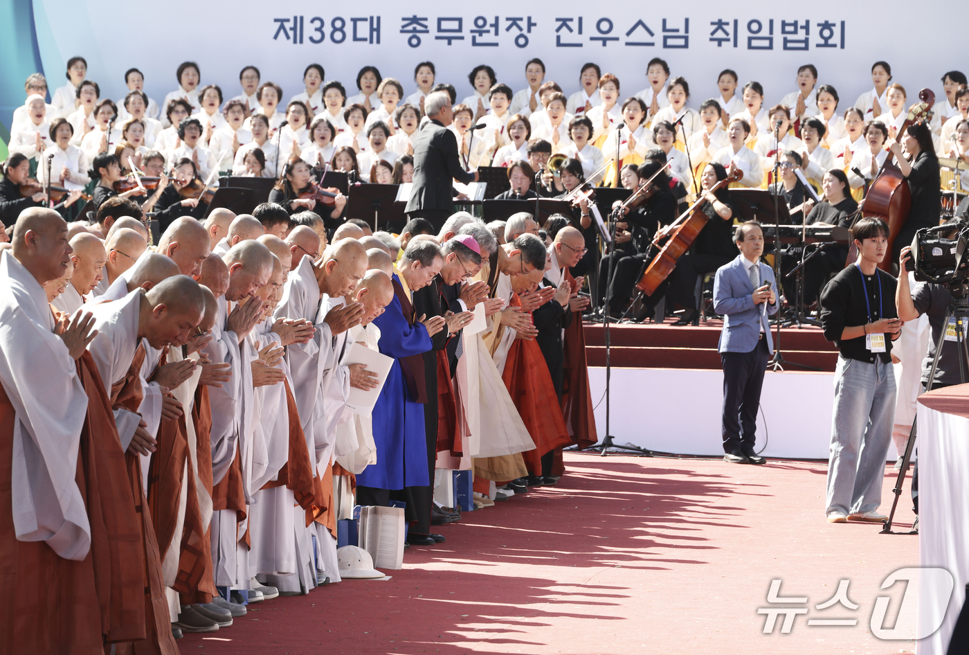 (서울=뉴스1) 박정호 기자 = 1일 오후 서울시 종로구 우정국로 조계사 대웅전 앞 특별무대에서 제38대 총무원장 진우스님 취임법회가 열리고 있다. (공동취재) 2026.10.1/ …