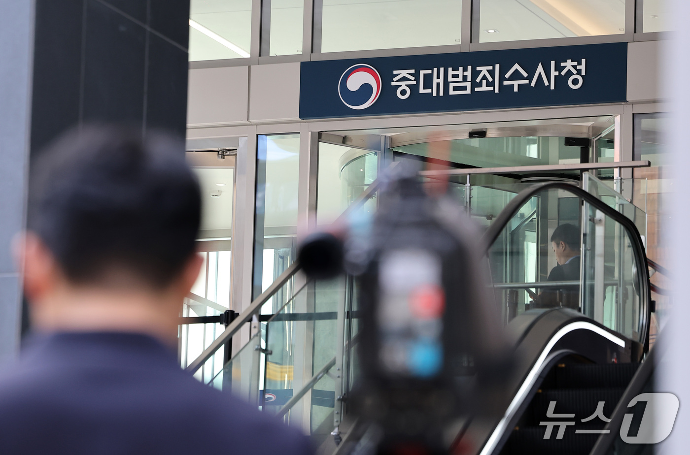 (서울=뉴스1) 김성진 기자 = 중대범죄수사청 개청을 하루 앞둔 1일 서울 중구 르네스퀘어 건물에 중수청 간판이 설치돼 있다. 2026.10.1/뉴스1