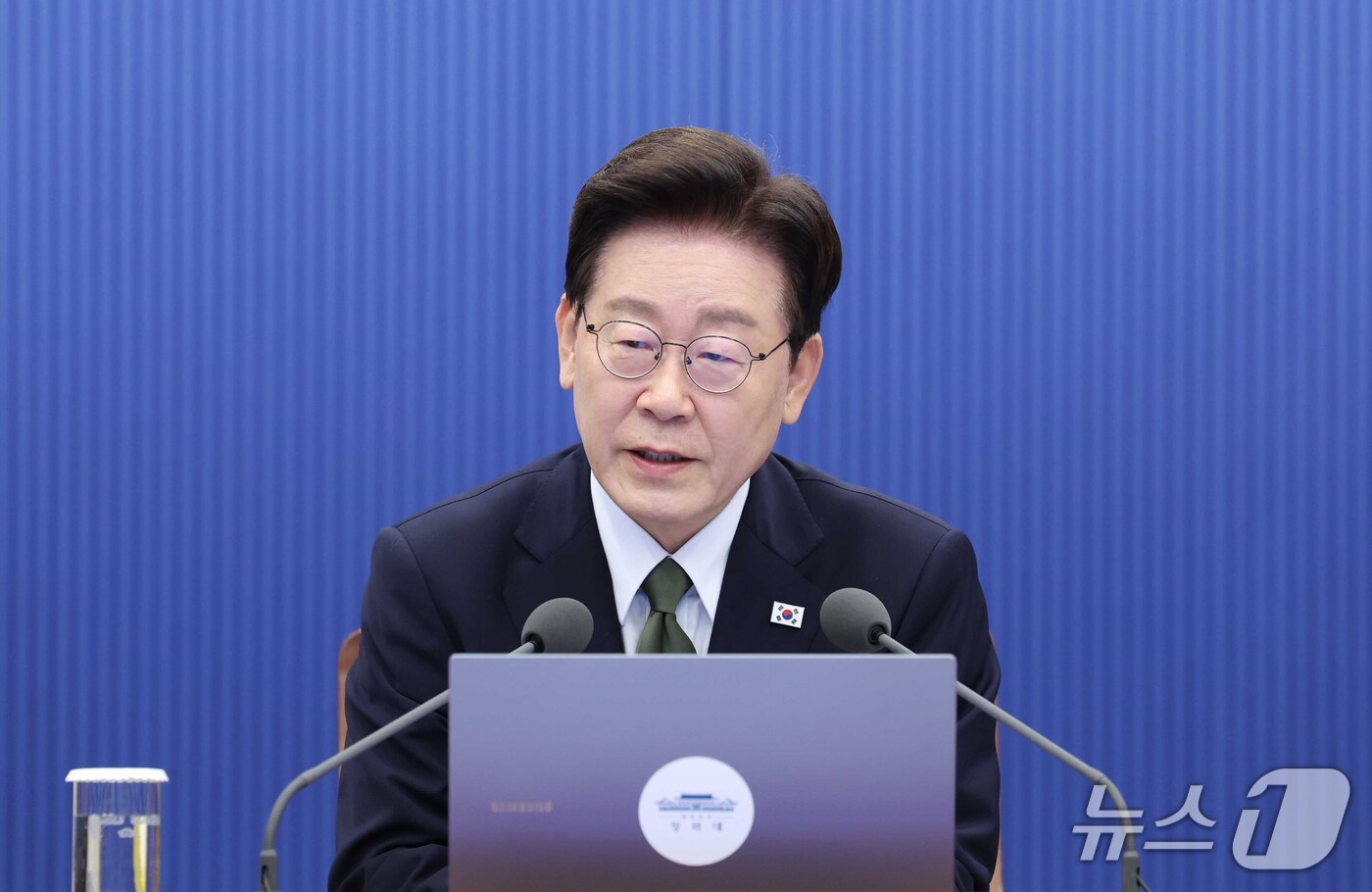 (서울=뉴스1) 이재명 기자 = 이재명 대통령이 1일 청와대에서 열린 수석보좌관회의에서 발언을 하고 있다. 2026.10.1/뉴스1