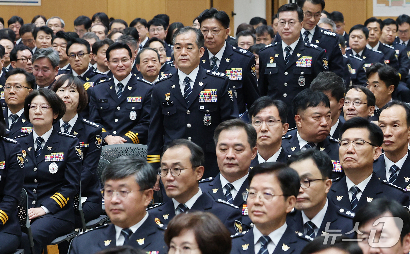 (서울=뉴스1) 오대일 기자 = 김종철 경찰청장 직무대행을 비롯한 경찰 수뇌부가 개정 형사소송법 시행을 하루 앞둔 1일 오후 서울 서대문구 경찰청 참수리홀에서 열린 전국 경찰 수사 …