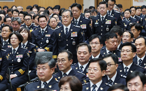 어깨 무거운 경찰 수뇌부