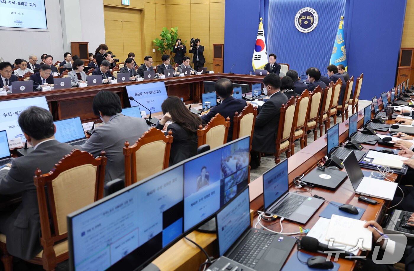 (서울=뉴스1) 이재명 기자 = 이재명 대통령이 1일 청와대에서 열린 수석 보좌관 회의에서 발언을 하고 있다. 2026.10.1/뉴스1