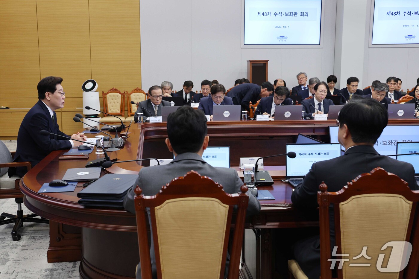 (서울=뉴스1) 이재명 기자 = 이재명 대통령이 1일 청와대에서 열린 수석 보좌관 회의에서 발언을 하고 있다. 2026.10.1/뉴스1