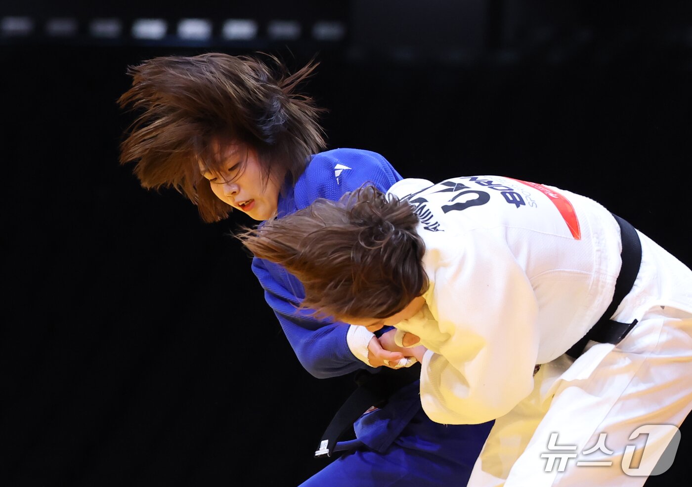 본문 이미지 - 대한민국 허미미가 1일 일본 아이치 인터내셔널 아레나에서 열린 2026 아이치·나고야 아시안게임 유도 여자 57kg급 준결승에서 우즈베키스탄 슈쿠르존 아미노바와 대결하고 있다. 2026.10.1 ⓒ 뉴스1 김민지 기자