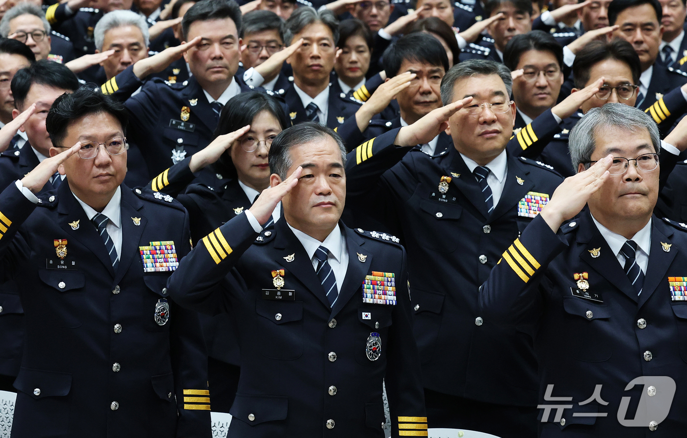 (서울=뉴스1) 오대일 기자 = 김종철 경찰청장 직무대행(앞줄 가운데)을 비롯한 경찰 수뇌부가 개정 형사소송법 시행을 하루 앞둔 1일 오후 서울 서대문구 경찰청 참수리홀에서 열린 …