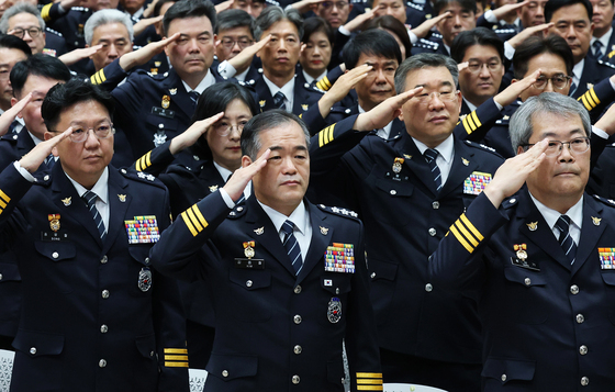 국기에 경례하는 경찰 수뇌부