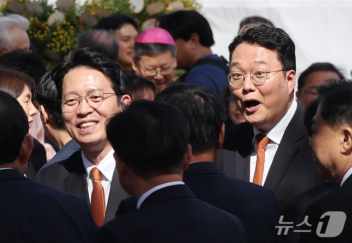 (서울=뉴스1) 박정호 기자 = 개혁신당 이기인 비대위원장(왼쪽)과 천하람 원내대표가 1일 오후 서울 종로구 우정국로 조계사에서 열린 조계종 제38대 총무원장 진우스님 취임법회에 …