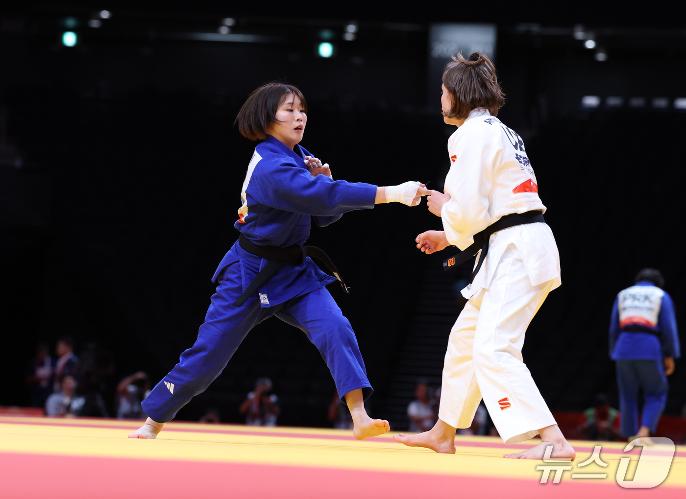 (나고야=뉴스1) 김민지 기자 = 대한민국 허미미가 1일 일본 아이치 인터내셔널 아레나에서 열린 2026 아이치·나고야 아시안게임 유도 여자 57kg급 준결승에서 우즈베키스탄 슈쿠 …