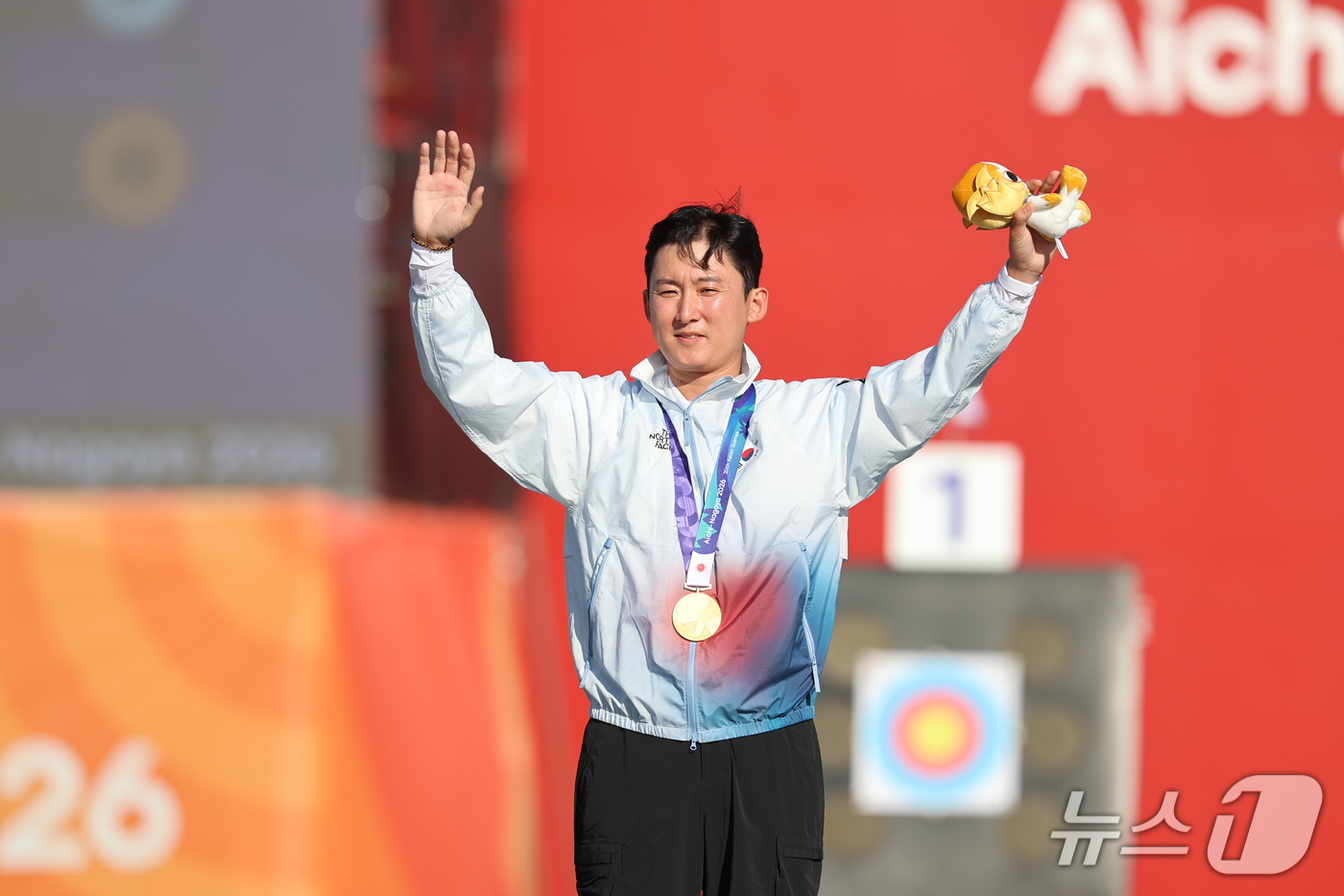 (오카자키=뉴스1) 김도우 기자 = 대한민국 김종호가 1일 일본 오카자키 중앙종합공원 다목적광장에서 열린 2026 아이치·나고야 아시안게임 양궁 컴파운드 남자 개인전 시상식에서 금 …